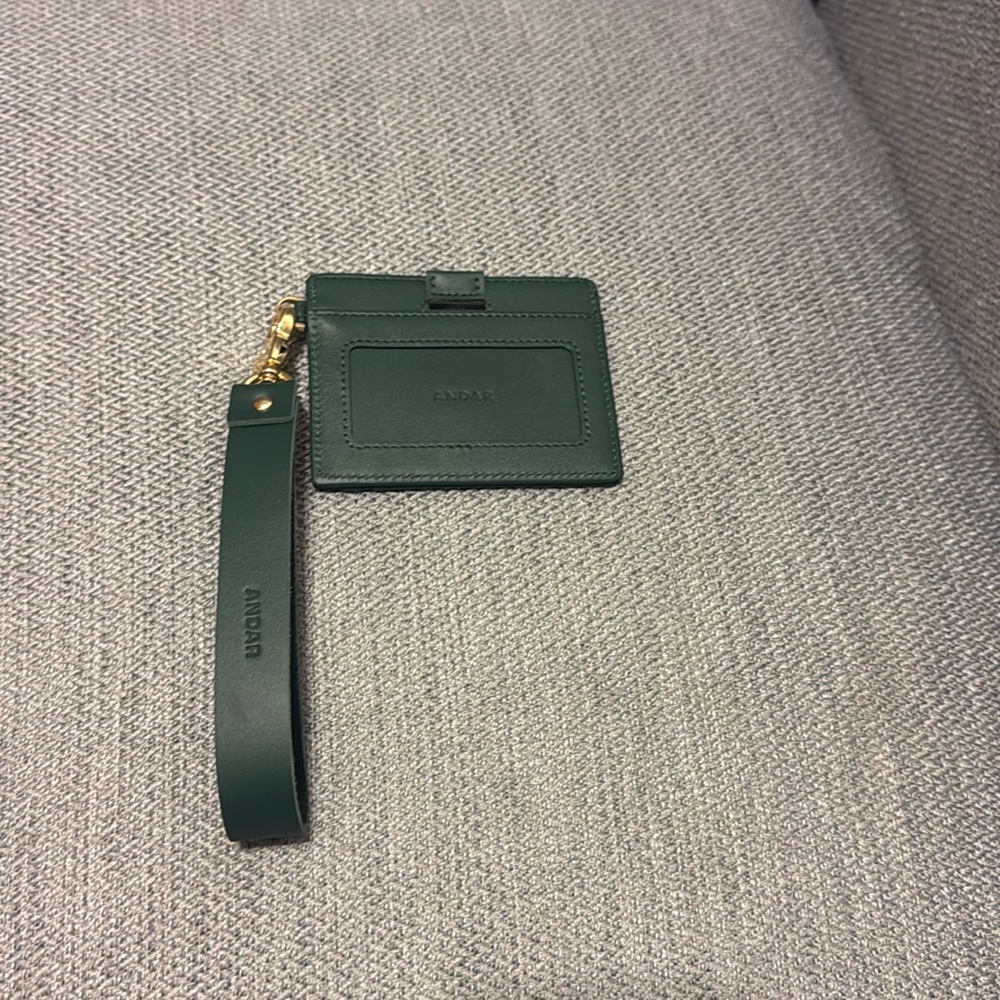 Andar Denner keychain wallet 
Pine